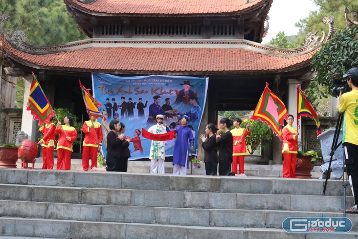 Phân cảnh Nguyễn Trãi đọc Cáo Bình Ngô trong màn Lam Sơn Đại sự do tập thể lớp 10T thể hiện. Ảnh: Đỗ Thơm