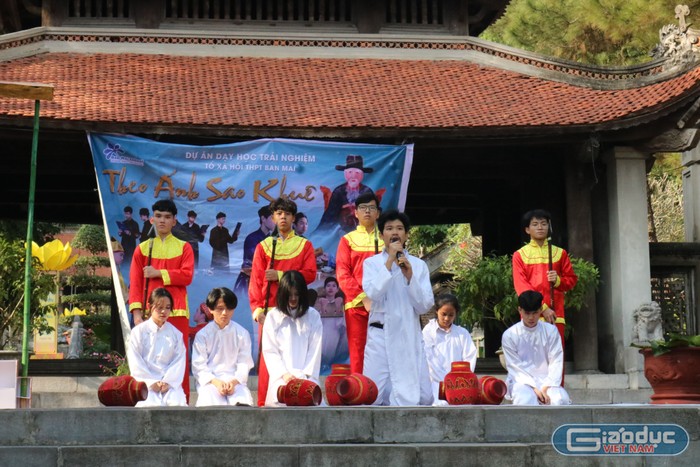 Phân cảnh Nguyễn Trãi uống vò rượu dân làng gửi tặng như lời tiễn biệt ông trước giờ ra đi trong màn Vụ án Lệ Chi Viên do lớp 10i thể hiện. Ảnh: Đỗ Thơm