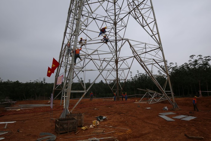 Cán bộ, nhân viên EVNNPT lao đặng hăng say. Ảnh: npt.com.vn