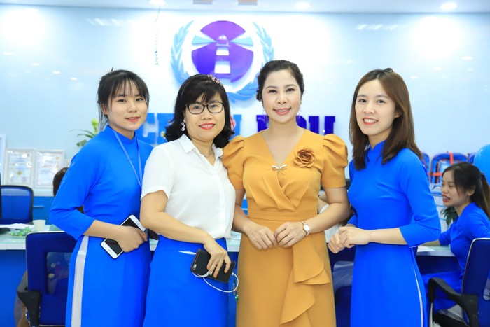 Bà Vũ Thị Thanh Loan – Tổng Giám đốc Ocean Edu và đội ngũ nhân sự của Ocean Edu chi nhánh Mỹ Đình.