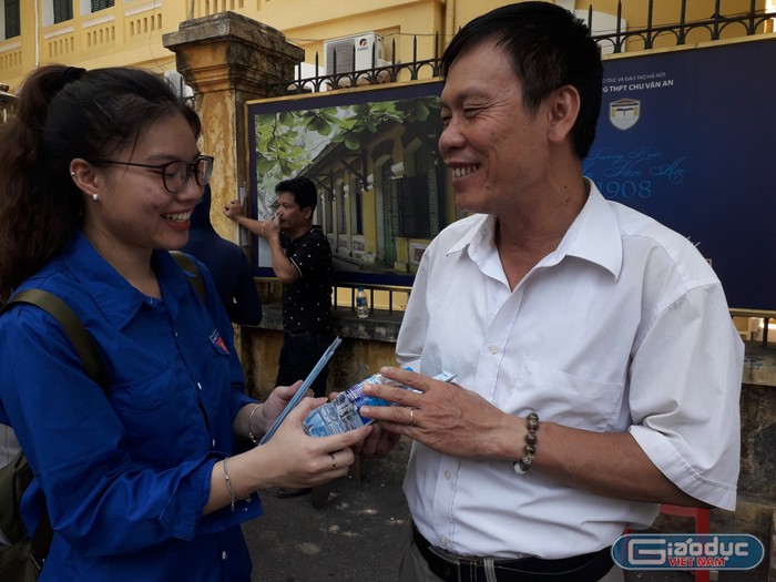 Những chai nước lọc được trao đến tận tay phụ huynh đang chờ con ở bên ngoài.