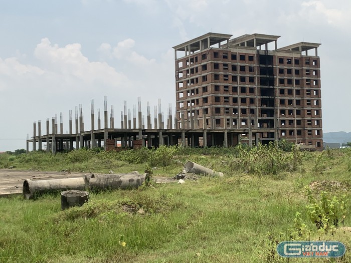 Dãy nhà hiệu bộ 9 tầng là công trình “hoàn thiện nhất” trong khu khuôn viên dự án Đại học Hoa Lư. Ảnh: Tiến Quân