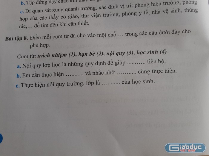 Nội dung bài tập trong sách bài tập Đạo Đức bắt học sinh lớp 1 điền từ với những câu văn dài (Ảnh: Giáo viên cung cấp)