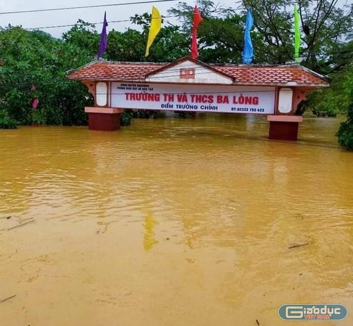 Trận lũ thứ 5 khiến Trường Tiểu học và Trung học cơ sở Ba Lòng ngập sâu trong biển nước, cán bộ giáo viên nội trú của trường đều phải sơ tán đến nhà đồng nghiệp ở những vùng cao hơn. Ảnh: CTV