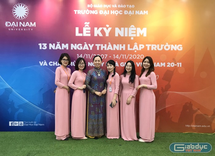 Cô Nguyễn Thị Hằng, giảng viên Trường Đại học Đại Nam (ngoài cùng bên phải) tại lễ kỷ niệm 13 năm thành lập trường. Ảnh: Nhân vật cung cấp.