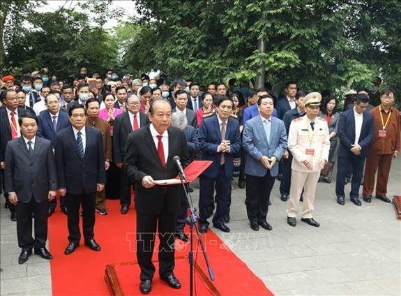 Phó thủ tướng Thường trực Trương Hòa Bình phát biểu tưởng nhớ, tri ân công đức các Vua Hùng tại Đền Thượng. Ảnh: TTXVN.