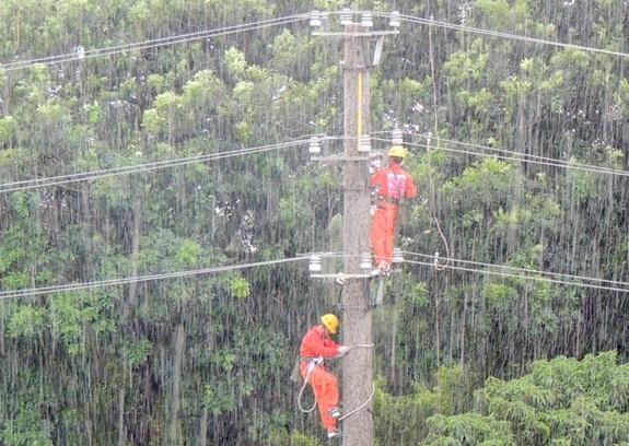 Công nhân EVN vượt nắng, thắng mưa bảo đảm nguồn điện cho sự nghiệp công nghiệp hóa, hiện đại hóa đất nước. Ảnh do EVN cung cấp