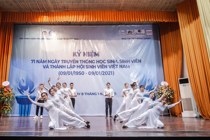 Tiết mục văn nghệ chào mừng.