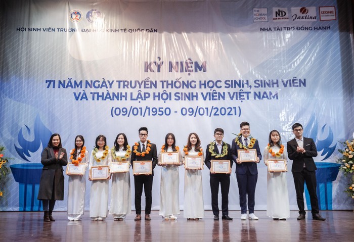 Các sinh viên đón nhận bằng khen Sinh viên 5 tốt cấp Trường.