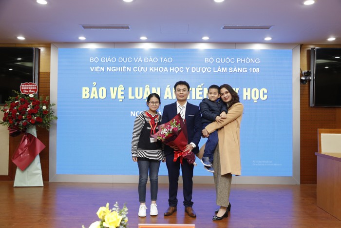 Người thân tặng hoa chúc mừng Tiến sĩ Hoàng Văn Lương. Ảnh: NVCC