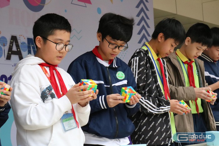 Các học sinh tranh tài giải khối rubik.