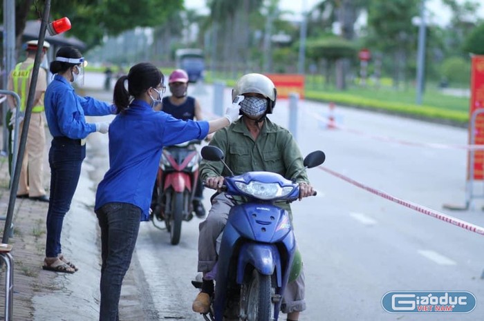 Gỡ bỏ lệnh phong tỏa đối với thành phố Chí Linh và huyện Cẩm Giàng, đồng thời chuyển toàn tỉnh sang trạng thái mới về phòng, chống dịch bệnh COVID-19. Ảnh: Đình Hùng