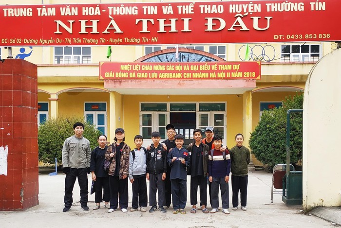 Thầy Nam cùng các học trò tham gia thi đấu võ thuật do huyện Thường Tín tổ chức. Ảnh: NVCC