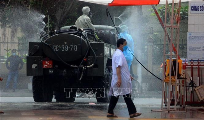 Thủ tướng Chính phủ ghi nhận, đánh giá cao và biểu dương Ban chỉ đạo Quốc gia, các bộ, ngành, địa phương, đơn vị, đặc biệt là các lực lượng tuyến đầu chống dịch. Ảnh minh họa: TTXVN