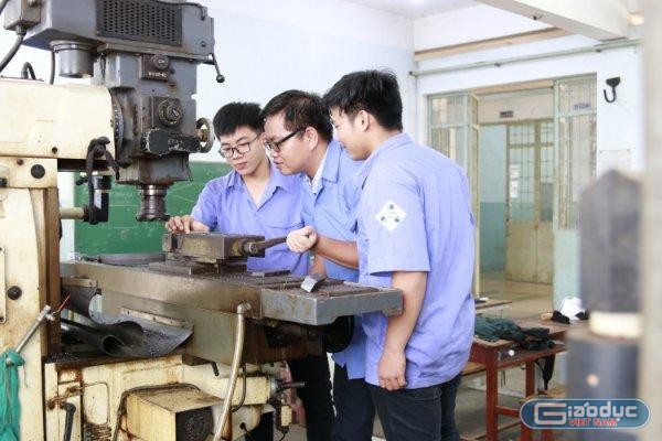 Học viên lớp trung cấp ngành cắt gọt kim loại, Trường cao đẳng Kỹ thuật Đồng Nai trong tiết thực hành gia công tiện. Ảnh: H.Đ