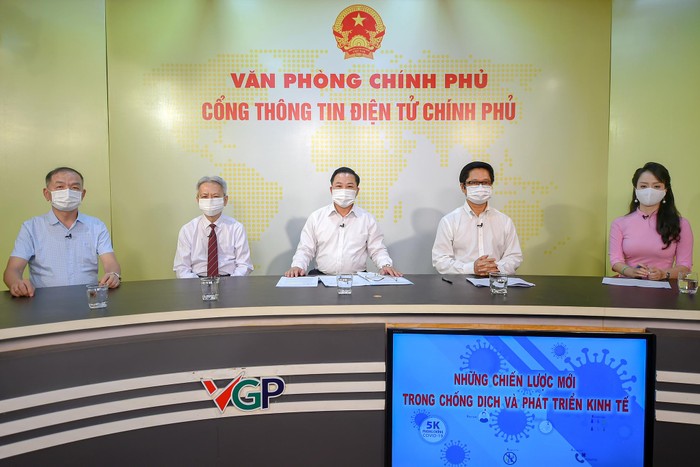 Các vị khách mời tại Tọa đàm "Những chiến lược mới trong chống dịch và phát triển kinh tế". Ảnh: VGP/Quang Hiếu