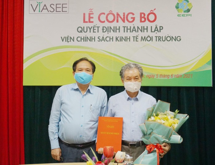 Phó giáo sư, Tiến sĩ Trương Mạnh Tiến nhận quyết định giữ chức danh Chủ tịch Hội đồng khoa học, Ủy viên Hội đồng Quản lý.