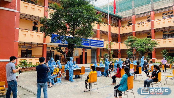 Điểm tổ chức test nhanh COVID-19 cho học sinh trung học phổ thông tại trường Tiểu học Hiệp Thành, thành phố Thủ Dầu Một, tỉnh Bình Dương. Ảnh: H.Đ