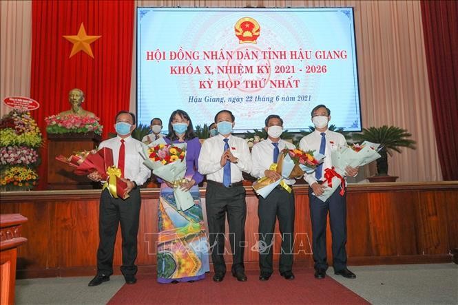 Ông Lê Tiến Châu, Ủy viên Trung ương Đảng, Bí thư Tỉnh ủy Hậu Giang tặng hoa chức mừng Chủ tịch, các Phó chủ tịch Ủy ban nhân dân tỉnh Hậu Giang, tại Kỳ họp thứ nhất Hội đồng nhân dân tỉnh Hậu Giang, ngày 22/6/2021. Ảnh: Duy Khương/TTXVN