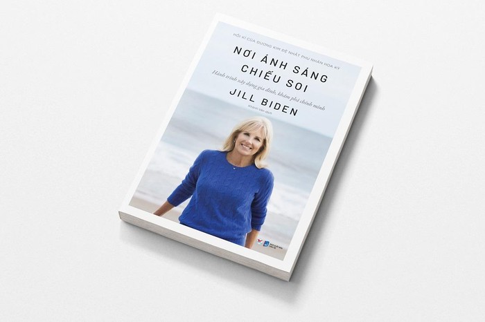 Cuốn hồi ký &quot;Nơi ánh sáng chiếu soi&quot; của Tiến sĩ Jill Biden.