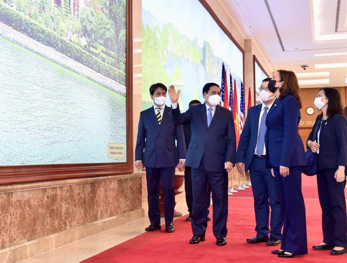 Thủ tướng Phạm Minh Chính giới thiệu với Phó Tổng thống Hoa Kỳ những hình ảnh về đất nước, con người Việt Nam. Ảnh: Nhật Bắc/VGP