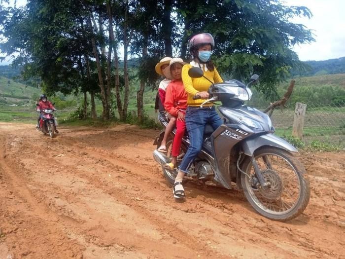 Học trò không có máy tính, điện thoại, cô giáo Nguyễn Võ Hoài Linh, Giáo viên dạy môn Ngữ Văn, Trường Phổ thông dân tộc bán trú Tiểu học và Trung học cơ sở Krong (Gia Lai) phải vào tận bản tìm học trò. Ảnh: Minh Thảo