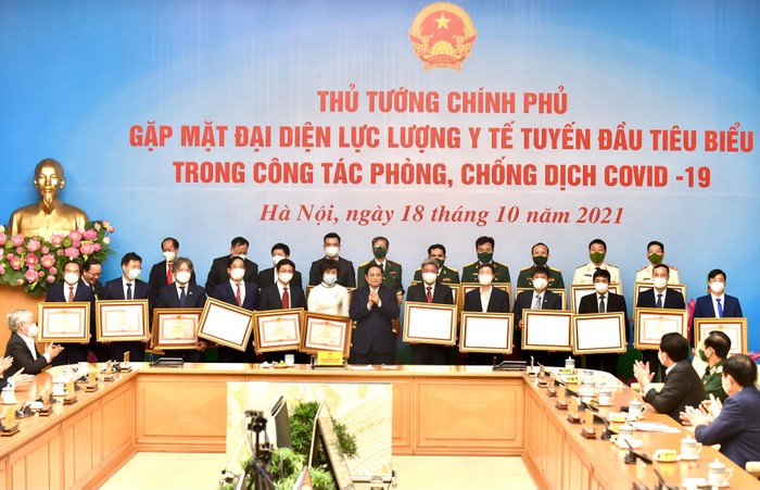 Thủ tướng tặng bằng khen cho các cá nhân xuất sắc trong phòng chống dịch COVID-19. Ảnh: VGP