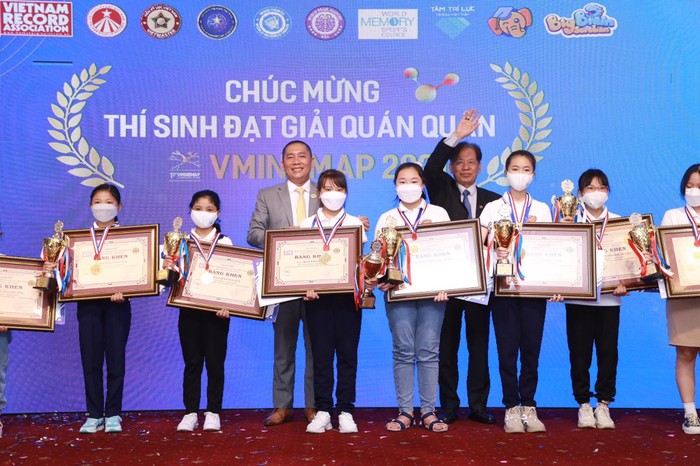 TS. Thang Văn Phúc, nguyên thứ trưởng Bộ Nội vụ, Chủ tịch Trung ương Hội Kỷ lục Gia Việt Nam và thầy giáo Nguyễn Phùng Phong, Kỷ lục gia Thế giới về Siêu trí nhớ Việt Nam, Trưởng ban Tổ chức cuộc thi Sơ đồ tư duy Việt Nam - “Vietnam Mind Map Championship 2021” trao kỷ lục và cúp đến các thí sinh đạt giải quán quân.