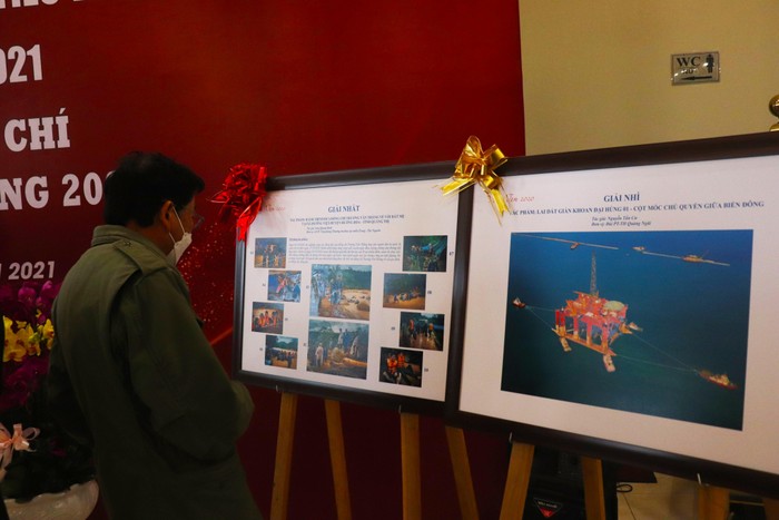 Nhiều tác phẩm tại triển lãm ảnh "Việt Nam 2020", "Ấn tượng 2021" đã gây được sự chú ý cho các đại biểu, khách đến tham dự. Ảnh: Nhật Tân
