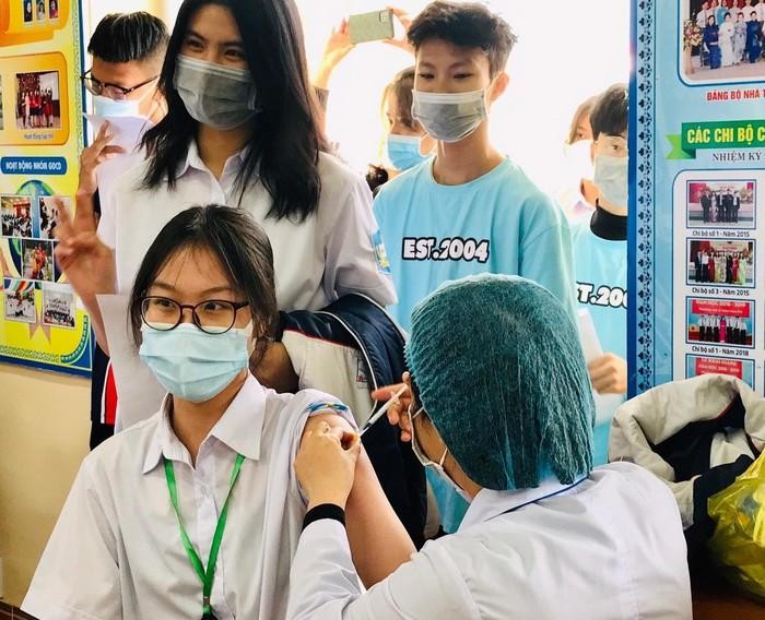 Tiêm vaccine cho học sinh ở Hải Phòng. Ảnh: Phạm Linh