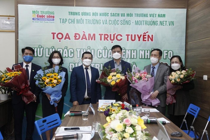 Nhà báo Nguyễn Văn Toàn – Tổng Biên tập Tạp chí Môi trường và Cuộc sống tặng hoa cho các khách mời tham dự tọa đàm.