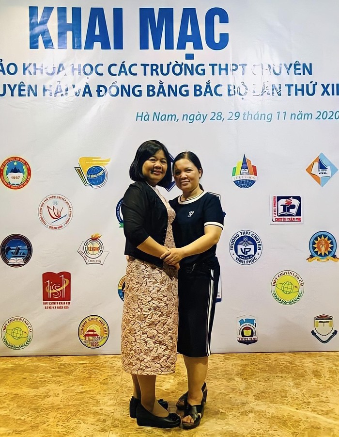 Cô Thanh Huyền (bên phải ảnh) tham dự Chuyên đề Hội thảo khoa học các trường Trung học phổ thông chuyên khu vực Duyên hải và đồng bằng Bắc bộ năm 2020. (Ảnh: NVCC)