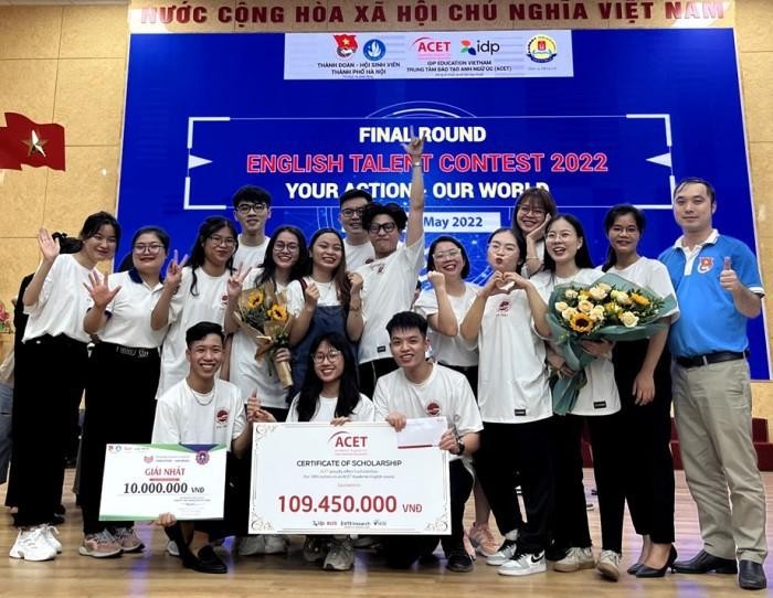 Thành viên đội thi Trường Đại học Sư phạm Hà Nội 2 tại vòng Chung kết cuộc thi Tài năng Anh ngữ trong học sinh, sinh viên Thủ đô lần thứ V, năm 2021.