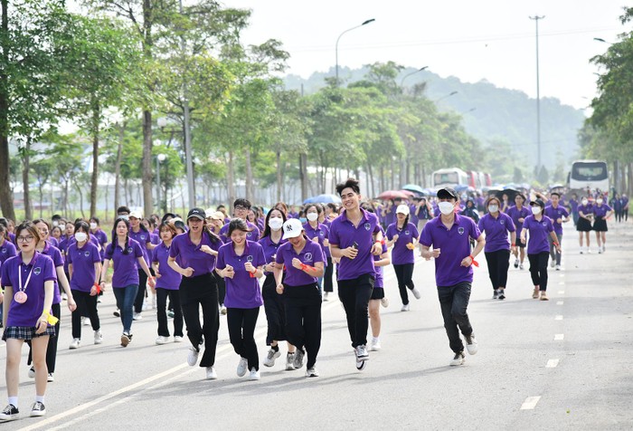 Không khí trở nên nóng bỏng hơn bao giờ hết. Sau những giọt mồ hôi tuôn rơi, là tiếng cười, niềm vui, sự gắn kết của gần 1000 bạn sinh viên khóa QH-2021-S