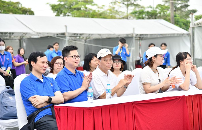 GS.TS. Nguyễn Quý Thanh, Hiệu trưởng Trường Đại học Giáo dục (ngoài cùng bên trái) tham dự chương trình.