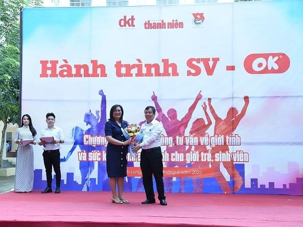 Nhà báo Nguyễn Toàn Thắng – Tổng biên tập Tạp chí Thanh niên - thanhnienviet.vn, Trưởng ban tổ chức chương trình tặng hoa cảm ơn bà Nguyễn Thị Kim Oanh, đại diện Ban Dự án, Tổ chức DKT International tại Việt Nam, nhà tài trợ chương trình.