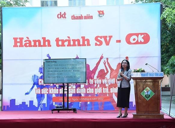 TS.BS Hồ Thị Thu Hằng – Tỉnh ủy viên, Phó Giám đốc Sở Y tế tỉnh Vĩnh Long chia sẻ với các bạn đoàn viên, sinh viên về tăng cường nhận thức về tình dục an toàn và ngừa thai hợp lý, tránh trình trạng mang thai ngoài ý muốn.