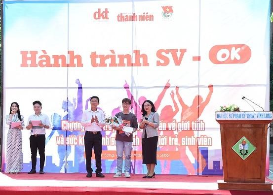 Ông Võ Minh Trọng – Trưởng phòng Đoàn thể, Ban Dân vận Tỉnh ủy Vĩnh Long và TS.BS Hồ Thị Thu Hằng – Tỉnh ủy viên, Phó Giám đốc Sở Y tế tỉnh Vĩnh Long trao giài Nhì cho đội Trường Đại học Kinh tế Thành phố Hồ Chí Minh phân hiệu Vĩnh Long.