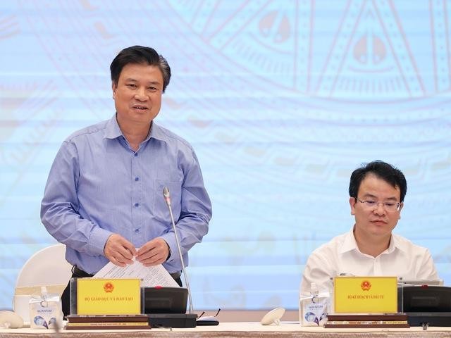 Thứ trưởng Bộ Giáo dục và Đào tạo Nguyễn Hữu Độ trả lời tại họp báo. Ảnh: VGP/Nhật Bắc