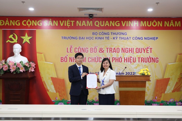 Tiến sĩ Phạm Thị Thu Hoài – Chủ tịch Hội đồng trường trao Quyết định bổ nhiệm chức danh Phó Hiệu trưởng cho Tiến sĩ Nguyễn Hữu Quang.