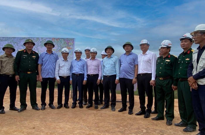 Bộ trưởng Bộ Giao thông vận tải Nguyễn Văn Thắng tới thăm và làm việc tại dự án QL 45 - Nghi Sơn. Ảnh: Lizen