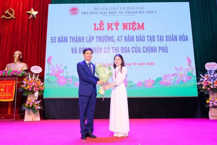 Sinh viên Nguyễn Thị Ngân (K45 khoa Tiếng Trung Quốc) thay mặt sinh viên, học viên toàn trường gửi lời tri ân đến các thầy cô.