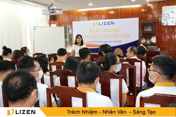 Bà Lê Thị Phương Nam ( Phó.TGĐ Công ty Cổ phần Lizen) giới thiệu và chia sẻ mục đích của buổi hội thảo đào tạo. Ảnh: Lizen.vn