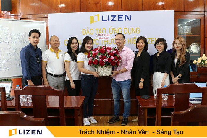 Ban lãnh đạo Công ty Cổ phần Lizen gửi hoa và lời cảm ơn đến Interloka. Ảnh: Lizen.vn