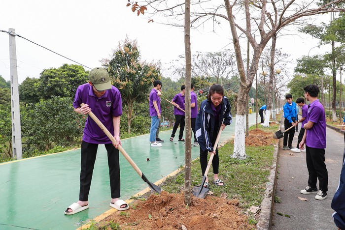 Sinh viên Trường Đại học Giáo dục cùng chung tay ươm mầm xanh tại khu Đô thị Đại học Quốc gia Hà Nội, Hòa Lạc.