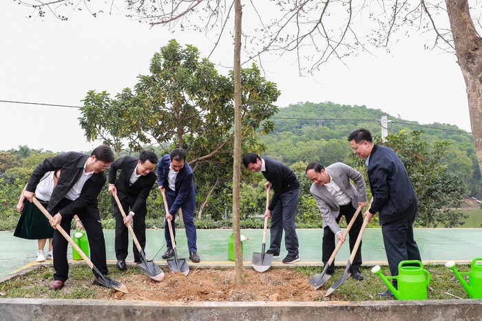 Cán bộ, giảng viên nhà trường tham gia lễ trồng cây.