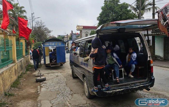 Tại Trường Tiểu học Việt Tiến có đến 4 xe tự chế làm dịch vụ đưa đón học sinh, ước tính khoảng gần 100 học sinh được đưa đón mỗi ca. Ảnh: Phạm Linh