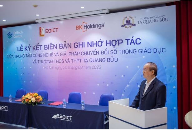 Thầy Nguyễn Văn Thọ- Hiệu trưởng Trường THCS và THPT Tạ Quang Bửu chia sẻ về những cố gắng của nhà trường trong giai đoạn chuyển đổi số, các thuận lợi và khó khăn trong việc xây dựng học liệu e-learning và cơ sở vật chất đáp ứng nhu cầu dạy và học online cho giáo viên, học sinh.