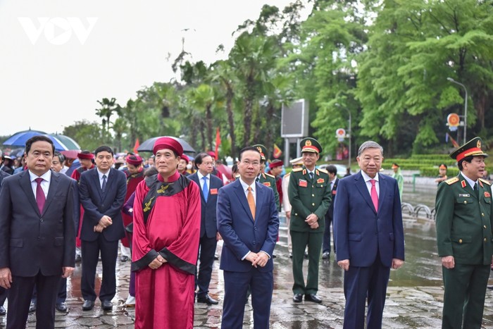 Đoàn dâng hương khởi hành từ sân Trung tâm lễ hội Đền Hùng.