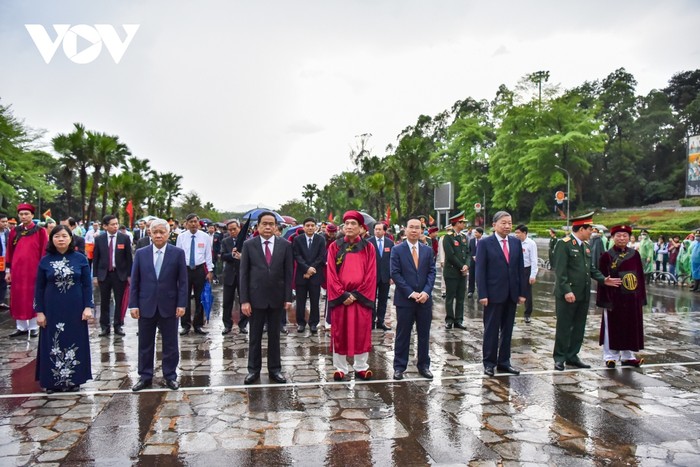 Sáng nay 29/4 (tức 10/3 Âm lịch), tại Khu di tích lịch sử Đền Hùng (tỉnh Phú Thọ), Chủ tịch nước Võ Văn Thưởng cùng các vị lãnh đạo Đảng, Nhà nước, lãnh đạo các ban, bộ, ngành Trung ương và các tỉnh, thành phố, cùng đông đảo người dân đã dâng lễ, dâng hương tưởng niệm các Vua Hùng.